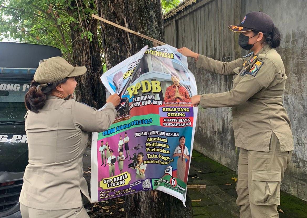 podiumnews.com-Satpol PP Denpasar Cabut Puluhan Reklame 